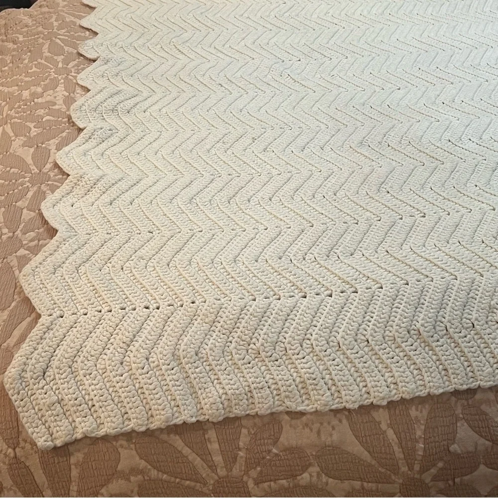 Hand Crocheted Ivory Chevron Pattern Afghan.‎